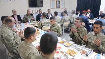 Ağrı Valisi Işın Askerlerle Sahur Yaptı