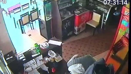 Balık Restoranında Hırsızlık Güvenlik Kamerasında