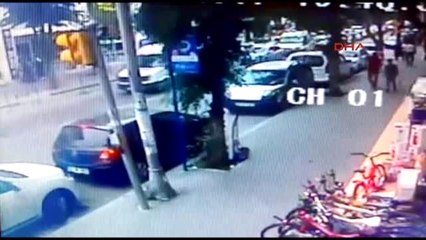 Karşı Yola Geçmeye Çalışırken Otomobil Böyle Çarptı