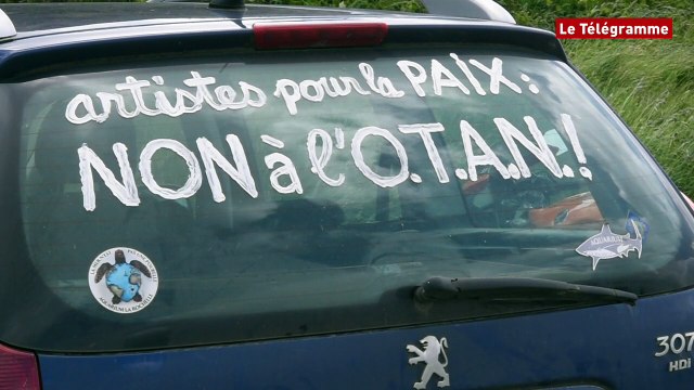 Manoeuvres de l'OTAN. Une trentaine de manifestants sur le mont Saint-Michel de Brasparts