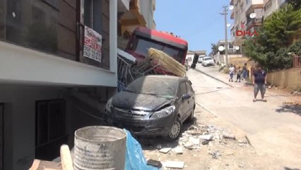 Izmir Kamyonun Freni Boşaldı, Facianın Eşiğinden Dönüldü