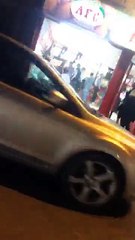 Il fait danser tout le monde avec la chanson "Boom, Boom, Boom" dans les rues de Londres