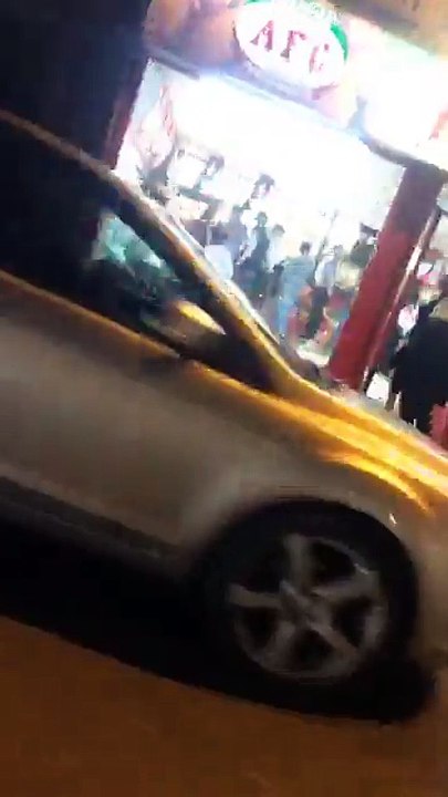 Il fait danser tout le monde avec la chanson "Boom, Boom, Boom" dans les rues de Londres