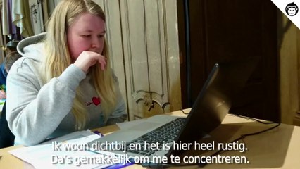 Je kan er meteen een kaarsje branden: deze studenten blokken in alle rust in een kerk