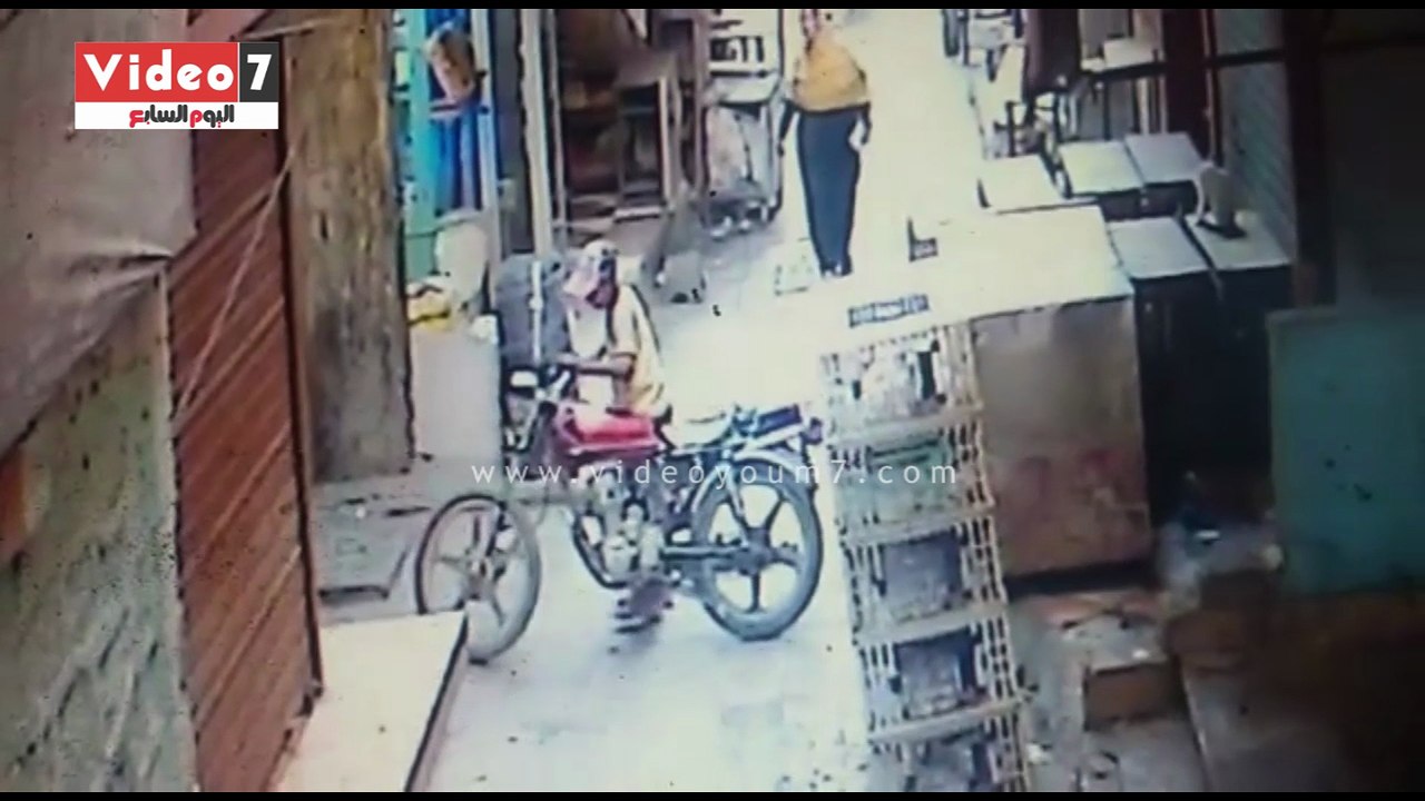 لص يسرق دراجة نارية بالسويس