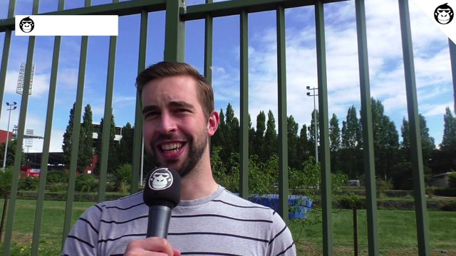 Bondscoach Roberto Martinez is nog echt niet bekend. We trokken met z'n foto de straat op