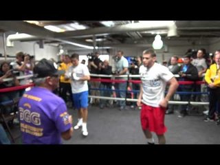 Télécharger la video: boxing star gennady golovkin warm up & stretching - EsNews boxing