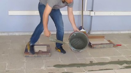 Okulun Tadilatını Müdür ve Öğretmenler Yapıyor