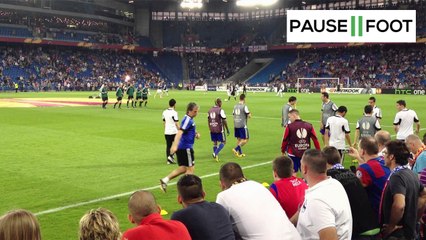 Des supporters du FC Bâle entrent sur la pelouse pour remercier leur président