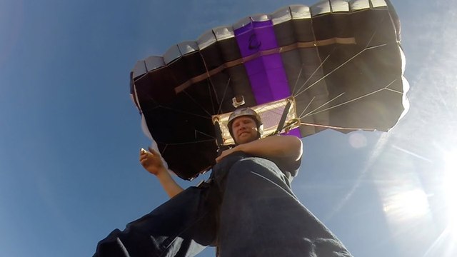 Il tombe lors d'un saut en parachute