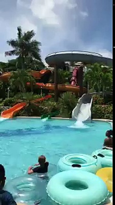 ️️️Une invraisemblable glissade dans une piscine