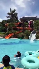 Il sort d'un toboggan avec un grand classe