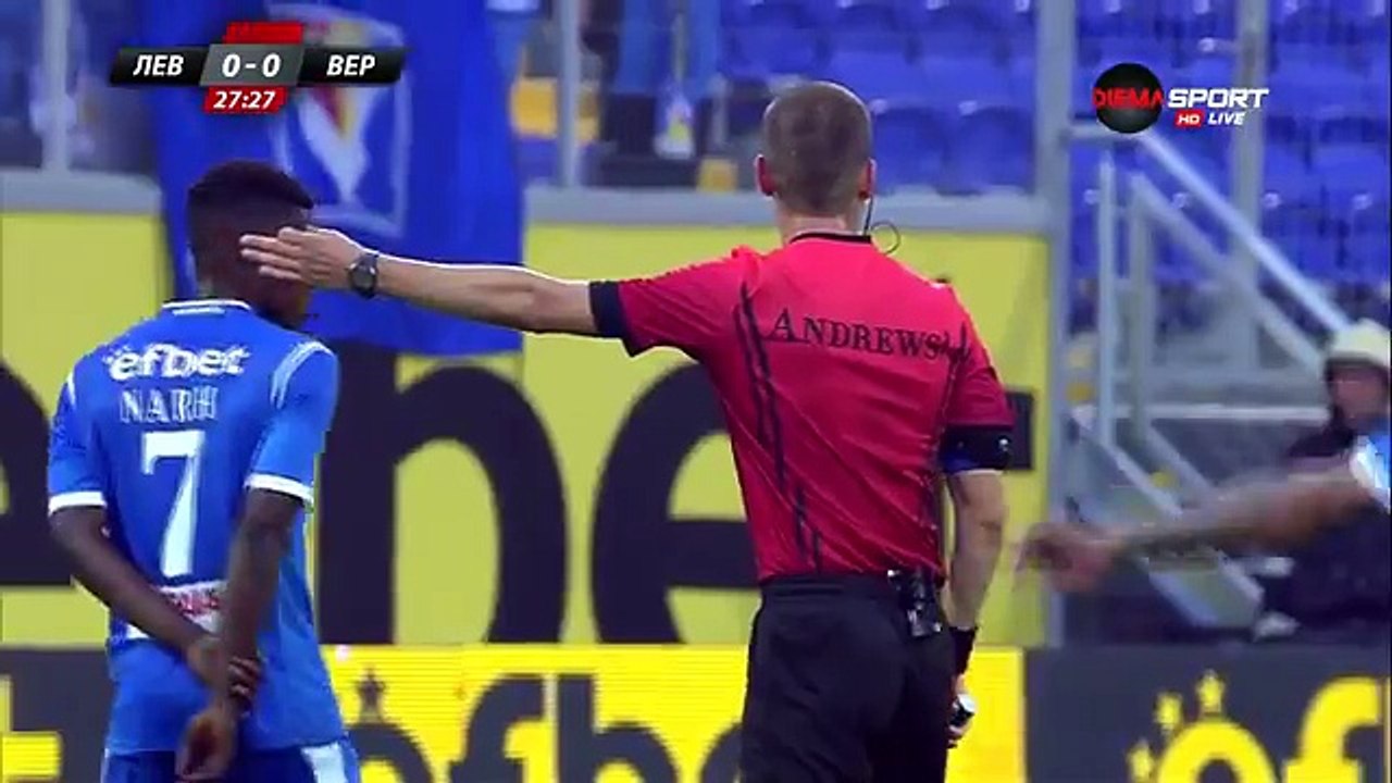 En Bulgarie, Ivan Bandalovski s'offre une gorgée d'une bière lancée sur le terrain