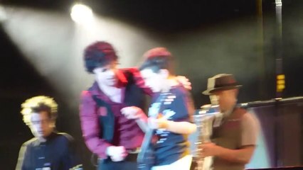 Green Day invite un gamin de 11 ans à jouer de la guitare en concert !