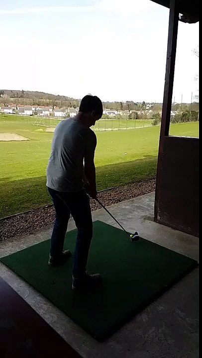 Pire coup de golf jamais vu... le club et la tête !