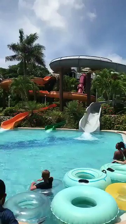 Sortir d'un toboggan avec classe