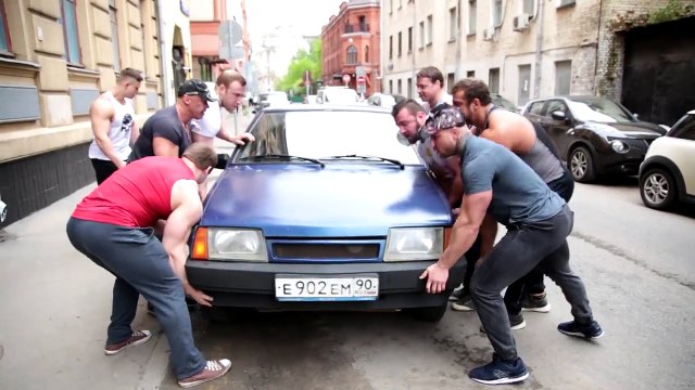 Ces russes déplacent des voitures mal garées à Moscou !