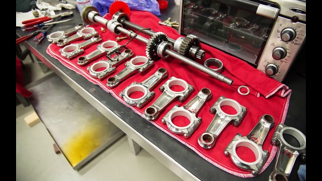 Démontage et restauration d'un moteur Porsche en accéléré - 917