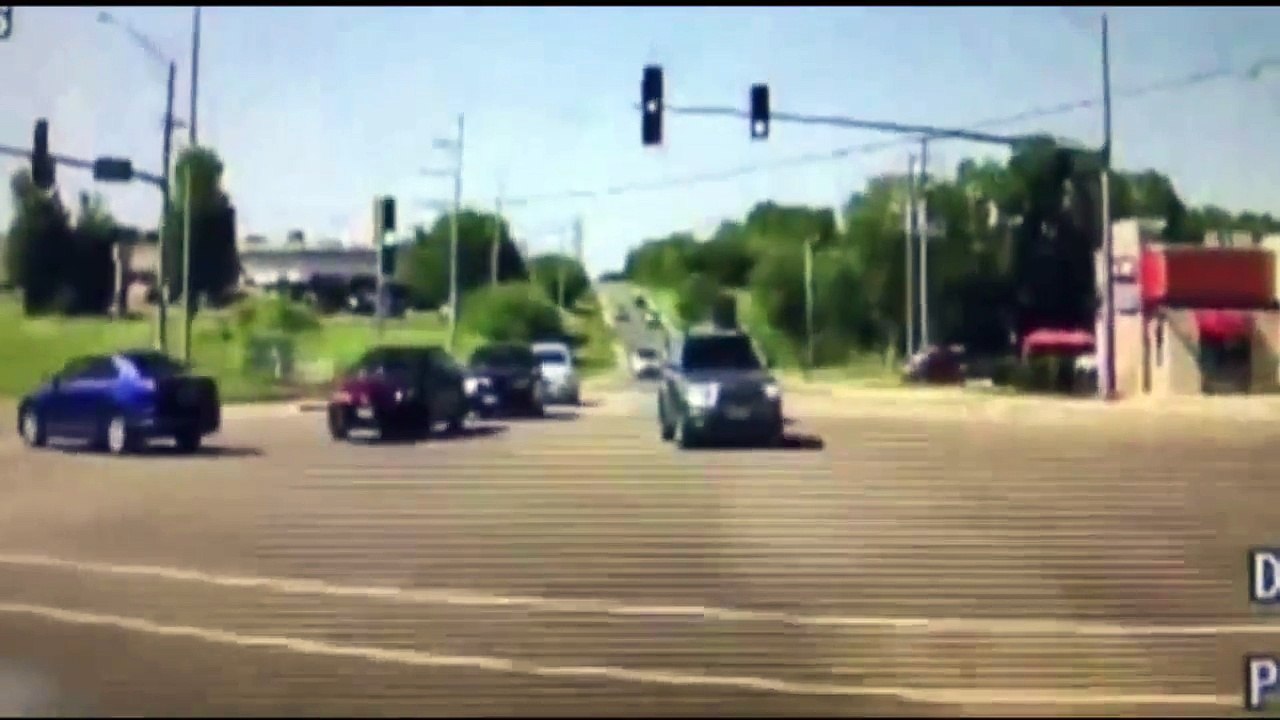 Un héros saute par la fenêtre d'une voiture pour sauver la vie d'un conducteur ayant une crise épileptique