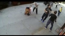 Un jeune homme frappe un vieil homme de 91 ans avec une canne (Vidéo)