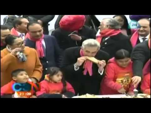 Mancera comparte Rosca de Reyes en el Zócalo capitalino