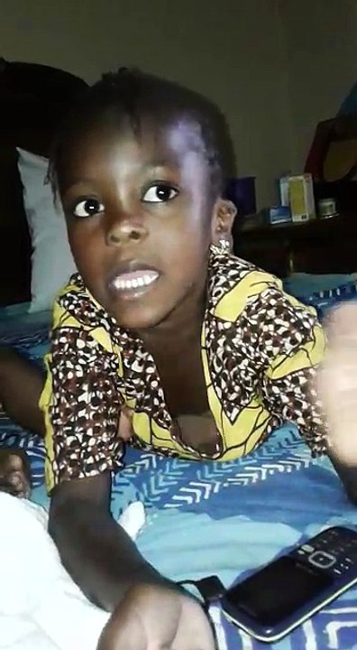 jeune fille parle aux sénégalais