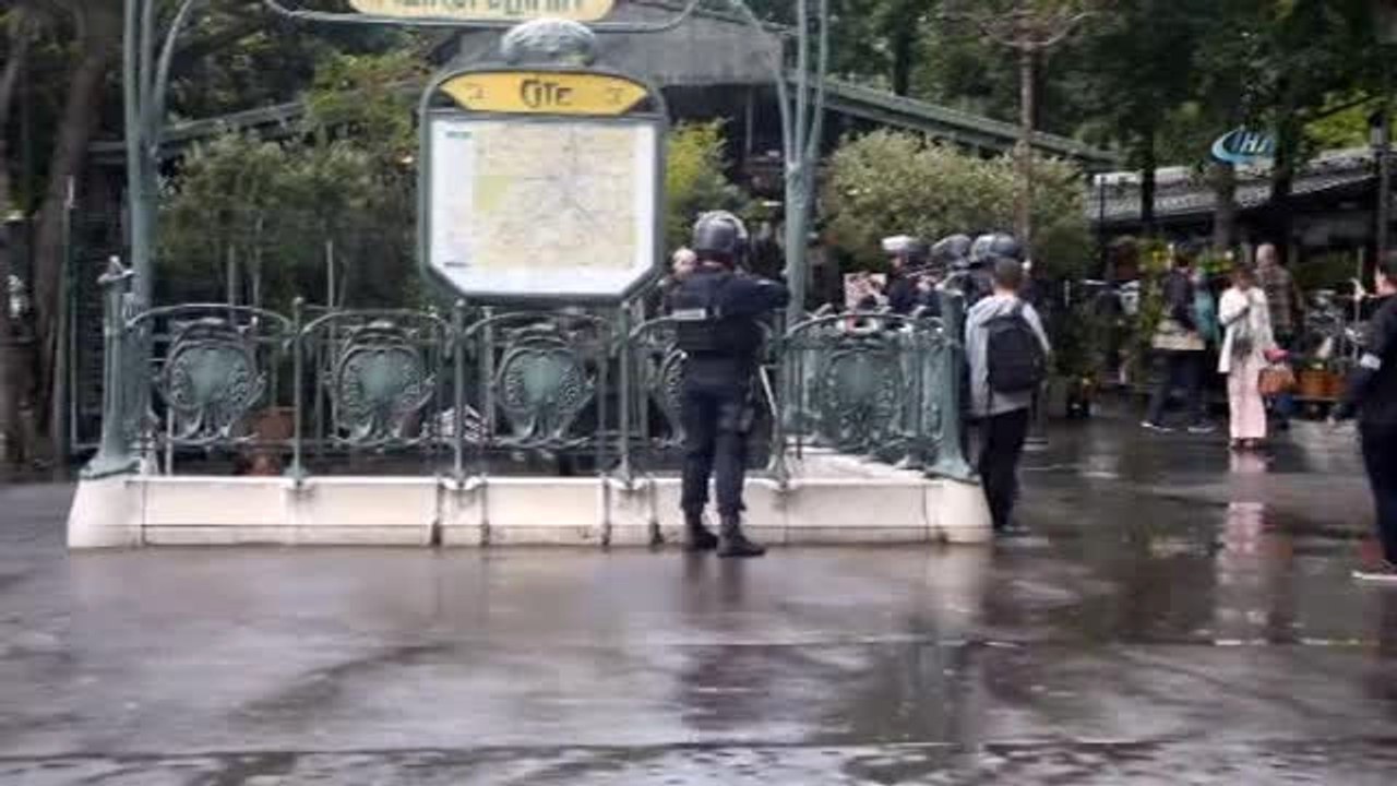 Paris'te Polise Yapılan Çekiçli ve Silahlı Saldırı- Polis, Olay Sonrası Cite Metro İstasyonunda...