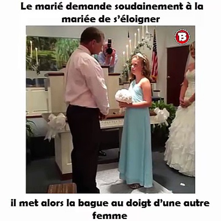 Le marié demande soudainement à la mariée de s’éloigner ,il met alors la bague au doigt d’une autre femme
