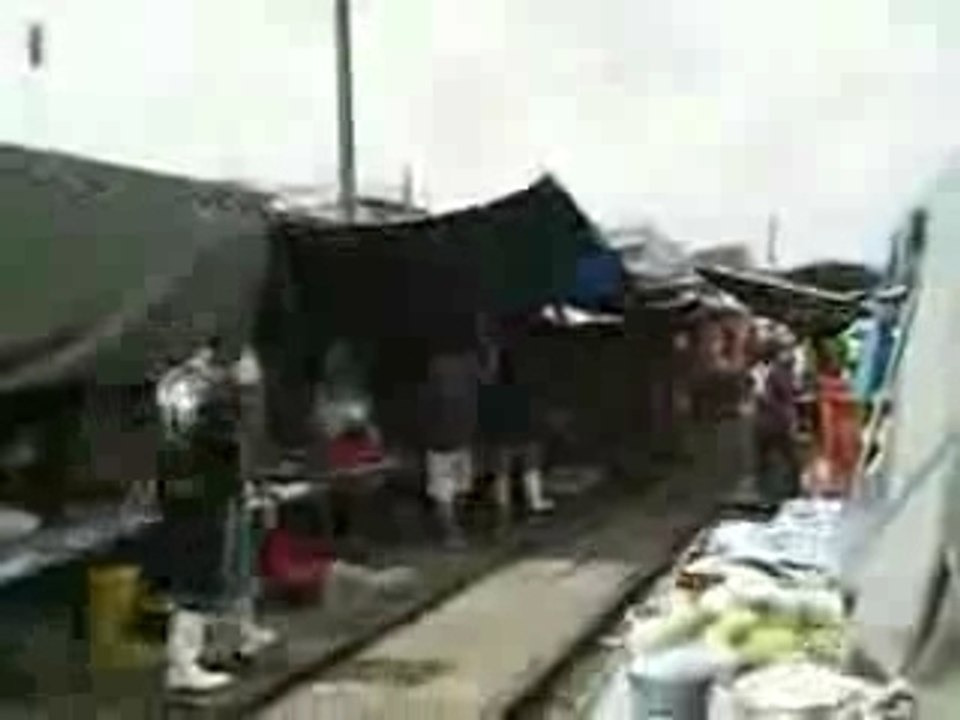 Train de banlieue à Bangkok-C