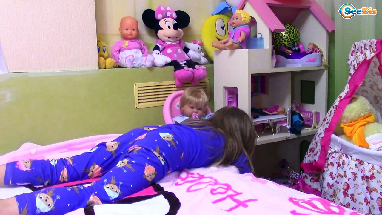 Bad Baby Giant Baby Bottle - Magic Bubble Gum  - Magic Bubble Gum Gumballs | Вредная девочка играет