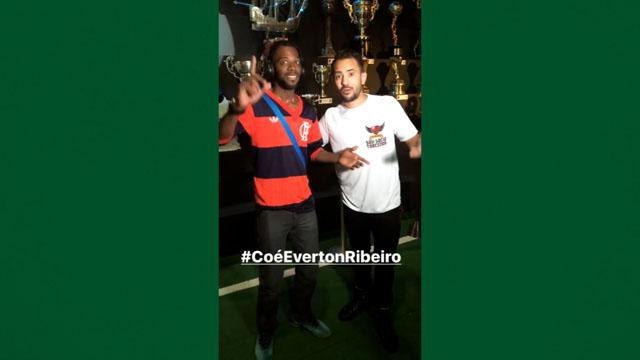 Everton Ribeiro e esposa registram bastidores de chegada ao Rio nas redes sociais