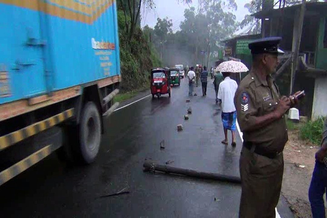 නායයෑමේ අවධානමක් - හැටන් කොළඹ ප‍්‍රධාන මාර්ගයේ ගිනිගත්හේන ප‍්‍රදේශයෙන් එක් මංතිරුවක් වසා දමයි