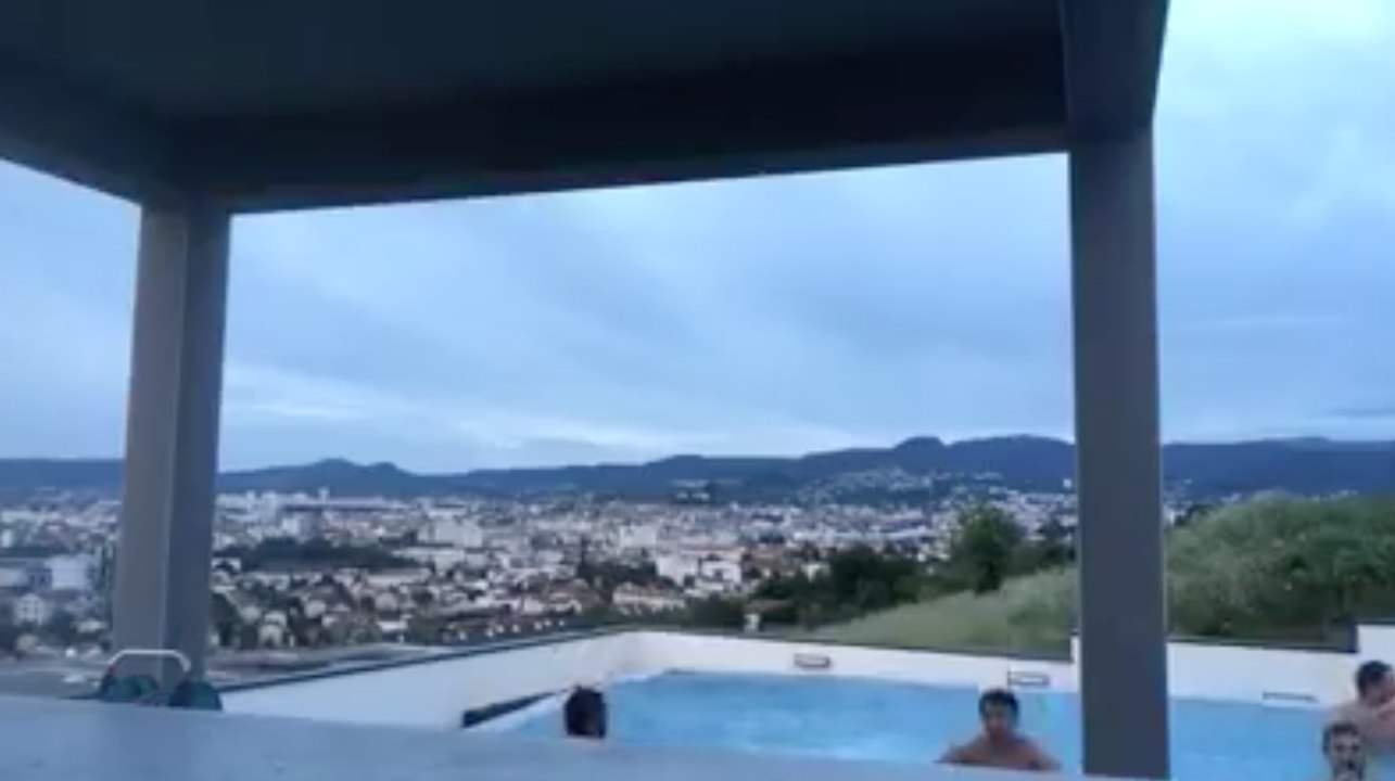 Ils fêtent le titre de champion de France de Clermont en s'invitant dans la piscine de Morgan Parra