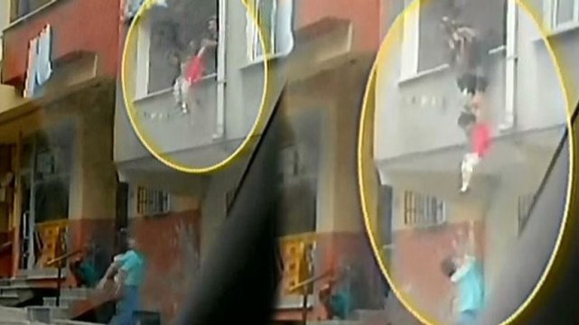 Sorumsuz Anneden Tehlikeli Oyun! Kızını Balkondan Aşağıya Sarkıttı