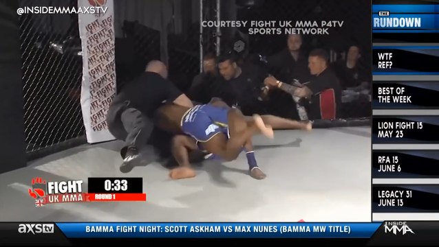 Un arbitre étrangle un combattant de MMA.