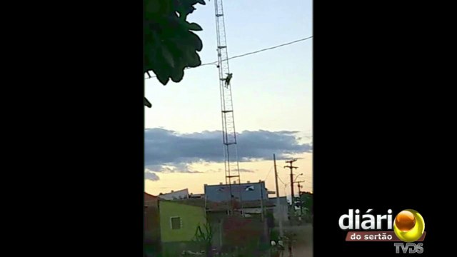 Senhor sobe em cima de antena e tentar tirar sua própria vida em Cajazeiras