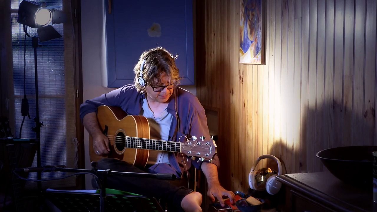 TRAVAIL DU MEDIATOR _ GUITARE TAYLOR  BREHAT