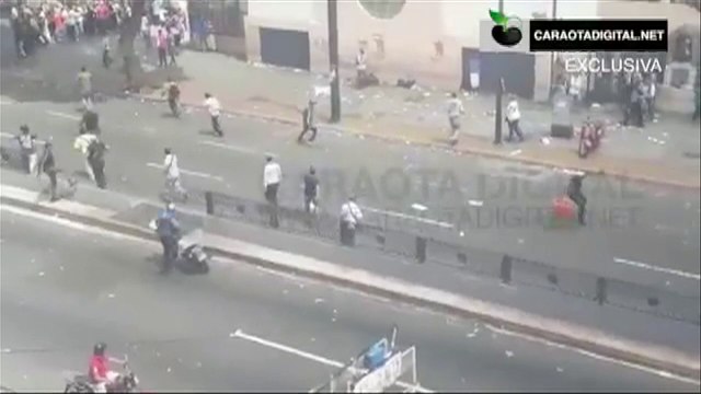 Ataque de paramilitares deixa um morto e feridos em Caracas