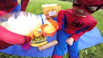 Dans sauts homme araignée le le le le la enfants pour ⏏ Spiderman sauter dans les flaques deau |