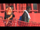 Salerno - 935 migranti sbarcano da nave di Medici senza Frontiere (14.07.17)