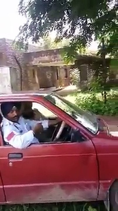 ਪੰਜਾਬ ਪੁਲਿਸ ਸਮੈਕ ਪੀਂਦੀ ਫੜੀ ਗਈ।
