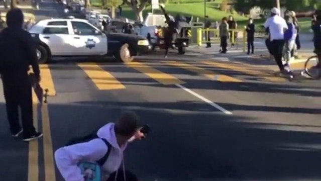 Un skateur percute violemment une voiture de police