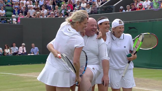 La joueuse Kim Clijsters invite un spectateur à venir jouer en jupe