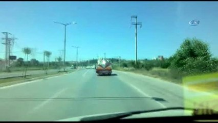 Kamyonet Kasasından Sarkan Borular Sürücüleri Korkuttu