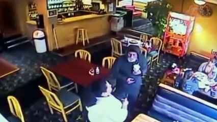 Une serveuse traita un vagabond aimablement. Quand elle sut qui c'était, Ses larmes coulèrent