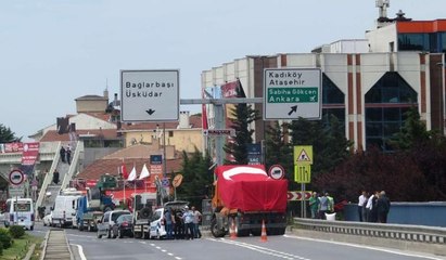 Köprüde Türk bayraklı kamyon konvoyu