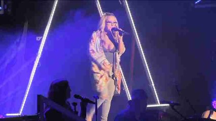 La estadounidense Anastacia triunfa en el festival de Cap Roig con su simpatía y talento.