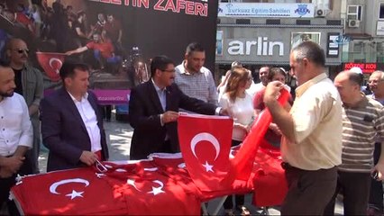 Başkan Çelik Vatandaşlara Bayrak Dağıttı