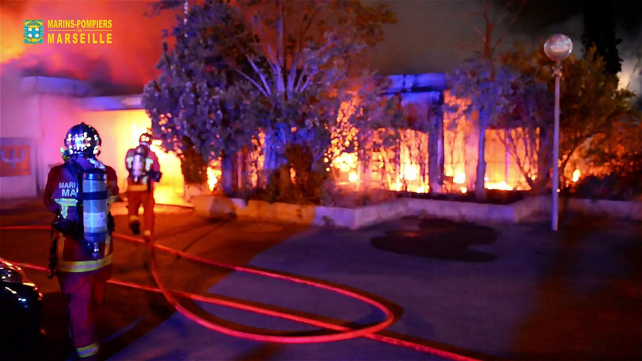 Marseille : un entrepôt part en fumée plage de l'Estaque