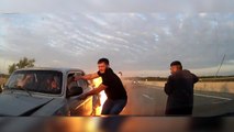 Un homme sauve les passagers d'une voiture en flamme !